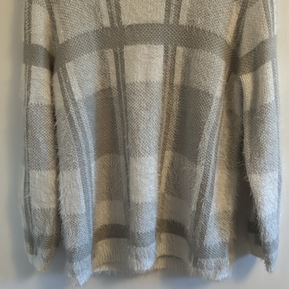 Joseph A. VGUC soft white and light grey eyelash sweater, plaid - Picture 3 of 9